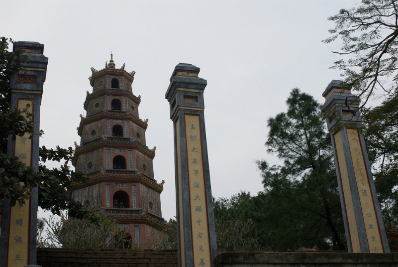 CHI_2746.jpg - hue - tien mu pagoda, von hier kam der erste mönch der sich 1963 in saigon selbst verbrannte